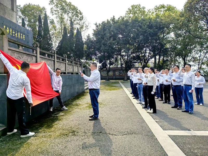 弘旭公司开展烈士陵园清明祭扫活动(图2)