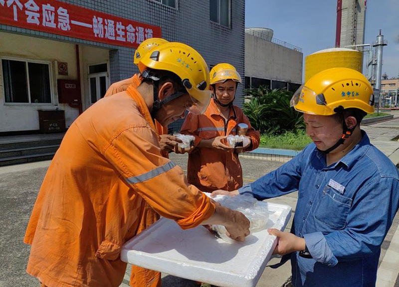 高温慰问送清凉 情系一线暖人心——弘旭公司党委开展现场送清凉活动(图3)